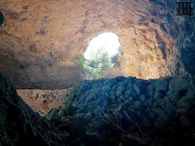 Ritorniamo quindi sui nostri passi per addentrarci nella seconda �bocca� che ci regala l�ultima sorpresa di questo avventuroso viaggio. Da un ambiente angusto e claustrofobico ci ritroviamo infatti in un attimo in una imponente e monumentale cavit� alta oltre 15 metri, sviluppata su due livelli